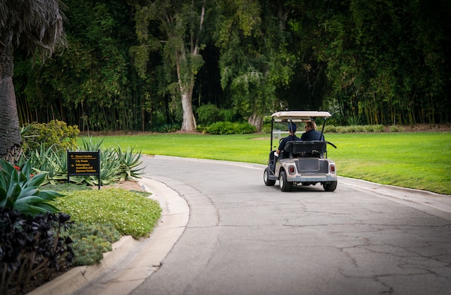 Comment remplacer la batterie d'un chariot de golf 4 places levé?